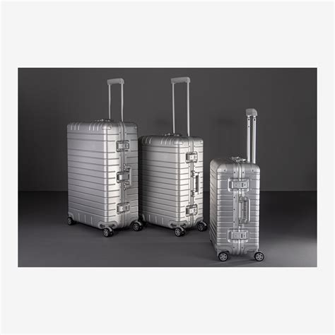 Lufthansa Aluminium Collection Trolley S vs. Rimowa Original .